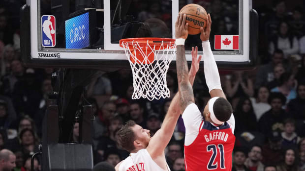 Washington Wizards center Daniel Gafford (21) drives to the basket as Toronto Raptors center Jakob Poeltl (19) tries to defend during the first quarter at Scotiabank Arena.